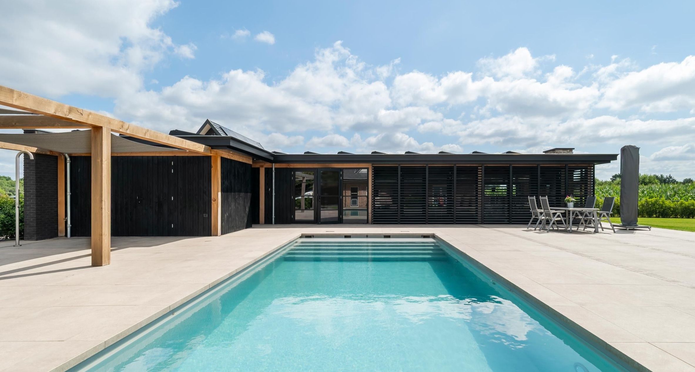 Luxe poolhouse met pergola